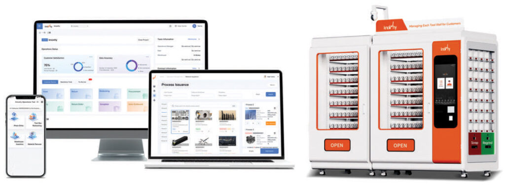 O vizualizare generală a unui sistem integrat de gestionare a sculelor (Tool Management), ilustrând legătura dintre o configurație hardware duală de dulapuri inteligente pe roți și platformele digitale. Imaginea arată un monitor desktop, un laptop și un smartphone afișând simultan interfețe de software de gestionare cu date în timp real despre inventar, procese și ciclul de viață al sculelor, subliniind transformarea digitală a atelierului de producție modern.