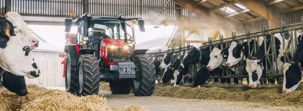 Tractor agricol MF 5700 M la lucru în câmp oferind eficiență simplificată