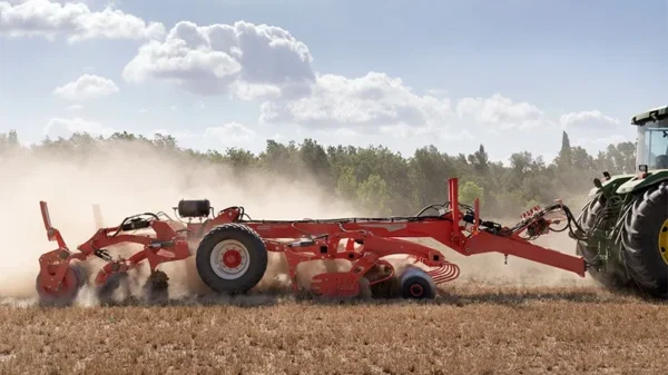Cultivatorul combinat Dracula Hydro de la Maschio Gaspardo, operând pe teren agricol pentru prelucrarea solului