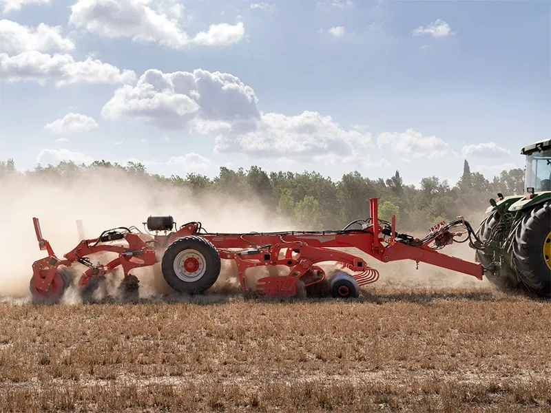 Cultivatorul combinat Dracula Hydro de la Maschio Gaspardo, operând pe teren agricol pentru prelucrarea solului