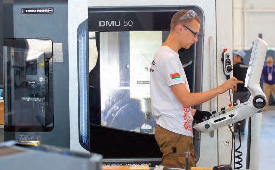 Tineri lucrând la echipamente CNC în cadrul competiției WorldSkills Romania