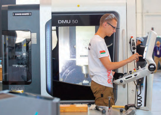 Tineri lucrând la echipamente CNC în cadrul competiției WorldSkills Romania